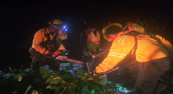 Avanza Gobierno Estatal con labores de auxilio en Ixhuatán tras tormenta registrada está tarde