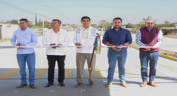 Mejora Gobernador de Oaxaca movilidad de más de 14 mil habitantes de Zimatlán de Álvarez con pavimentación de avenida Del Ferrocarril