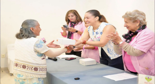 DIF Municipal de Oaxaca de Juárez y Grupo Reto entregan prótesis externas de mama