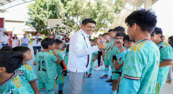 Inaugura Salomón Jara cancha con pasto sintético y techado en San Martín Mexicapam, espacio que fomenta la integración social