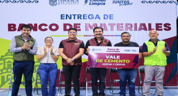 Ray Chagoya entrega Banco de Materiales en Lomas de Santa Rosa