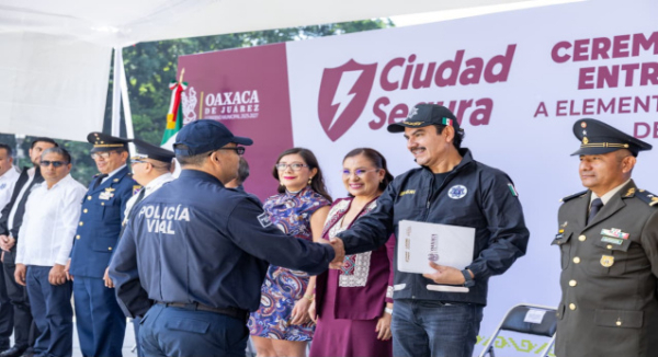 Ray Chagoya entrega ascensos y uniformes a elementos de la Policía Municipal de Oaxaca de Juárez