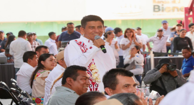 Cumple Salomón Jara compromisos de caminos y agua potable en San Pedro Ixcatlán