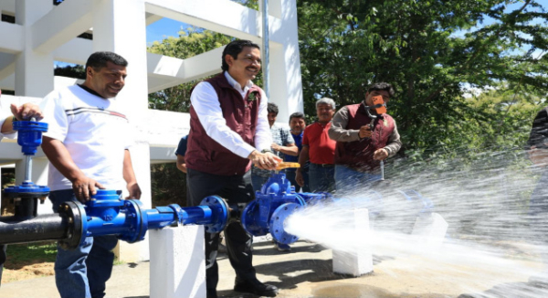 Ray Chagoya entrega materiales para mejorar calles e infraestructura en San Luis Beltrán