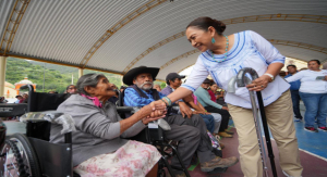 Entrega DIF Oaxaca apoyos alimentarios y de movilidad en la Sierra Sur