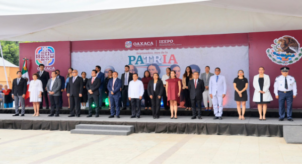 Con Desfile de Banderas, Oaxaca de Juárez fortalece el fervor patrio