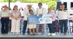 Con entrega de tinacos, Gobierno de Oaxaca garantiza el acceso al agua en San Pedro Pochutla