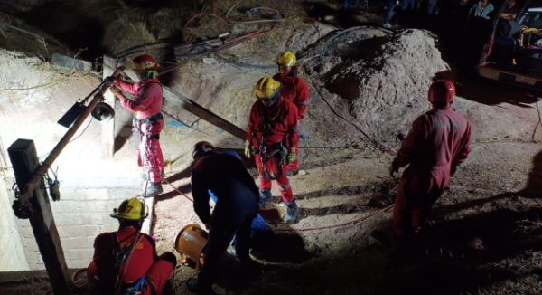 Trabajan Bomberos de Oaxaca en recuperación de cuerpos del interior de un pozo en Tezoatlán de Segura y Luna