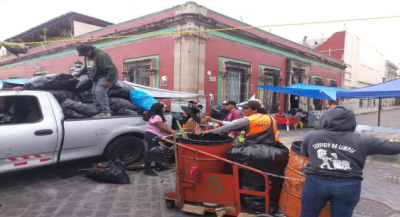 Refuerzan labores de limpieza en el Zócalo de Oaxaca de Juárez