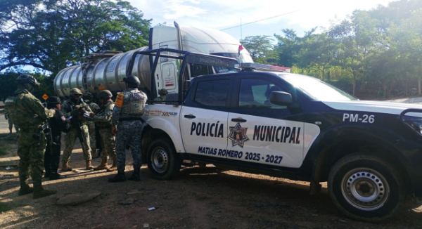 Asegura Policía Estatal pipa con hidrocarburo presuntamente ilegal en el Istmo