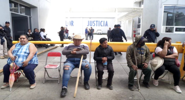 Tras 30 horas retenidos, suman 76 trabajadores liberados del gobierno de Oaxaca