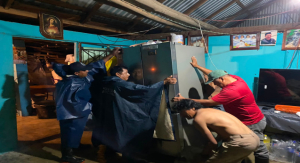 Desbordamiento de arroyo afecta a 35 familias en Chiltepec; descenso del nivel evitó desalojos