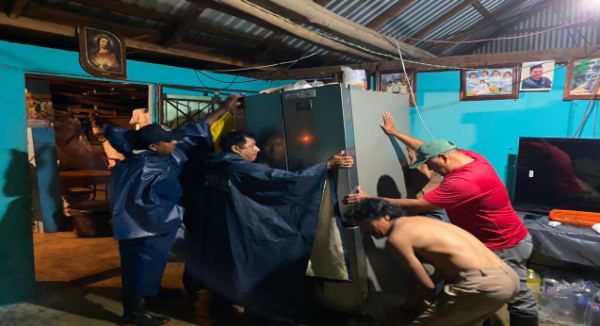 Desbordamiento de arroyo afecta a 35 familias en Chiltepec; descenso del nivel evitó desalojos