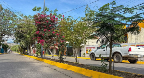 Vecinas y vecinos se suman al tequio en la colonia del Maestro