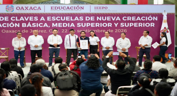 Entrega Salomón Jara claves a escuelas; estudiantes no abandonarán sus pueblos ni raíces por falta de oportunidades educativas
