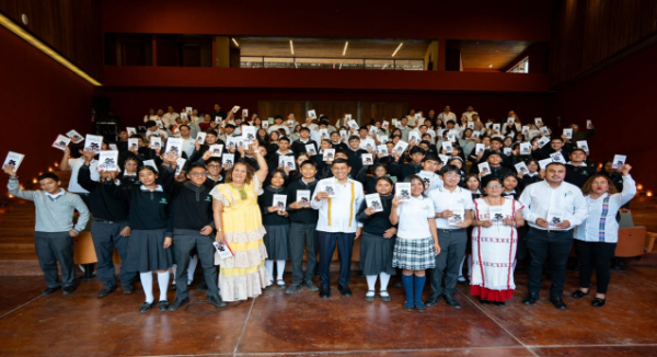 Comparte Salomón Jara la magia de la lectura con estudiantes de bachillerato
