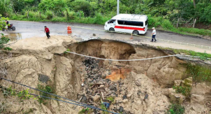 Atienden deslave y socavón en carretera de Juquila: Protección Civil
