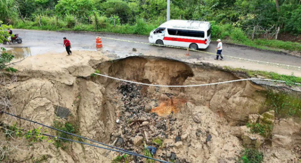 Atienden deslave y socavón en carretera de Juquila: Protección Civil