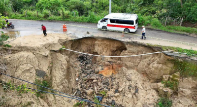 Atienden deslave y socavón en carretera de Juquila: Protección Civil