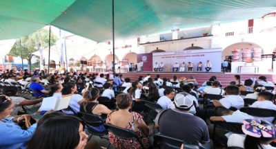 Entrega Salomón Jara mobiliario escolar y camino que une a Pochutla y Huatulco