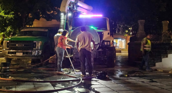 Realizan trabajos de desazolve en el quiosco del Zócalo de Oaxaca de Juárez