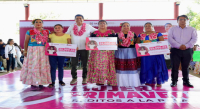 Respalda Salomón Jara a emprendedoras del Istmo de Tehuantepec con la entrega de mil créditos a la palabra Mujer Primavera