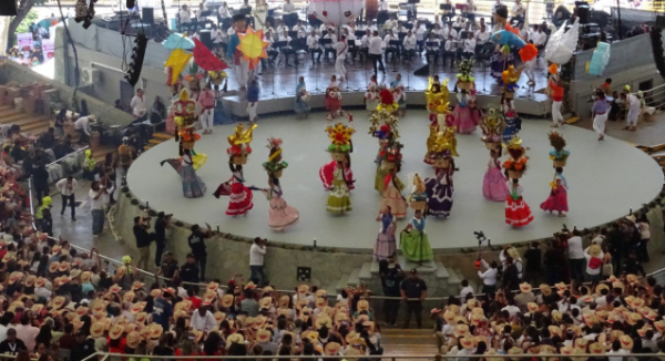 Ante un lleno total en el Auditorio Guelaguetza, comienza con éxito la Octava del Lunes del Cerro 2026
