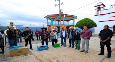 Banda del Barrio de San Sebastián Betaza cristaliza un sueño; recibe instrumentos musicales de manos de Salomón Jara