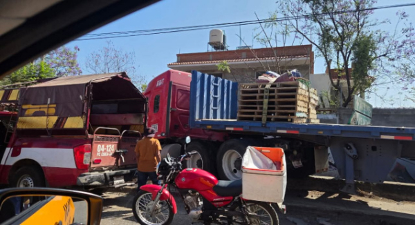 Muere bebé tras choque entre tráiler y camioneta en Oaxaca de Juárez