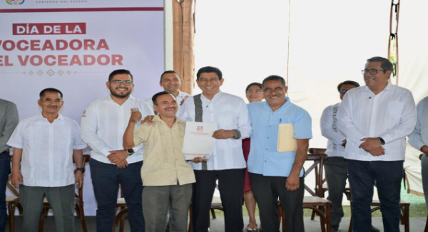 Entrega Salomón Jara Cruz beneficios a personas voceadoras de Oaxaca