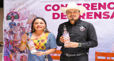 Presentan botella de mezcal conmemorativa de la Guelaguetza 2026
