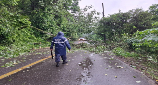Refuerza Policía Vial Estatal operativos de movilidad por paso del huracán Erick en la Costa