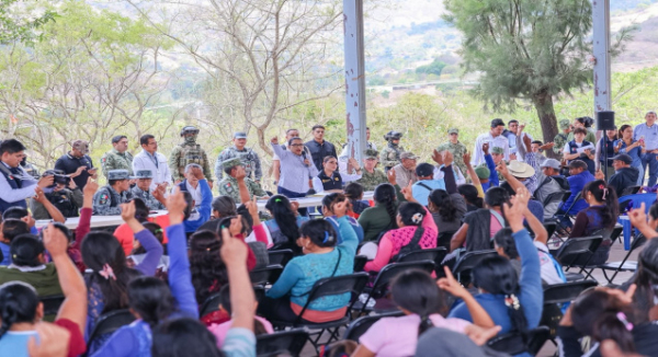 Gobiernos federal y estatal acompañan retorno de desplazados a sus hogares