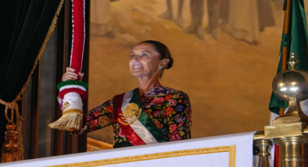 Claudia Sheinbaum porta en el Grito de Independencia vestido bordado por artesanas muxe de Juchitán