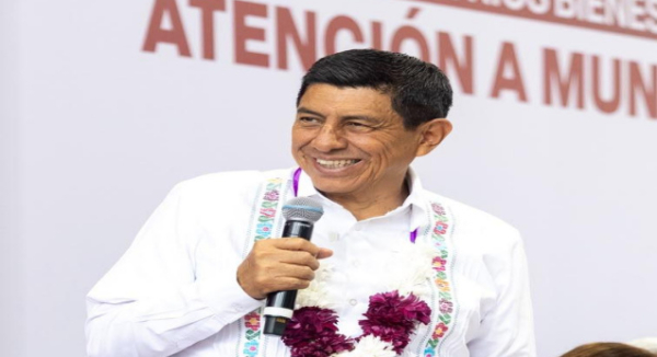 Escucha y da respuestas Salomón Jara a habitantes de San Agustín Loxicha