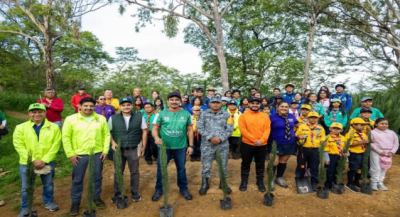 Ray Chagoya y ciudadanía participan en reforestación del Cerro del Fortín