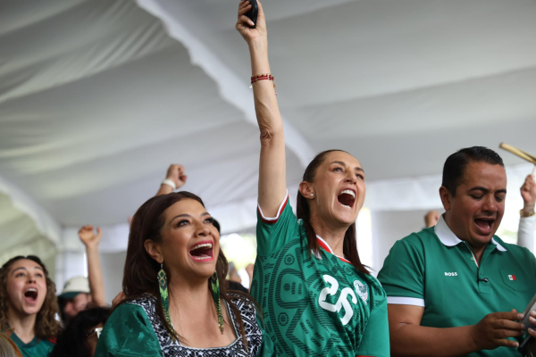 Claudia Sheinbaum acompaña a la ciudadanía en la transmisión del México vs Sudáfrica por la inauguración del Mundial 2026 en el deportivo Hermanos Galeana