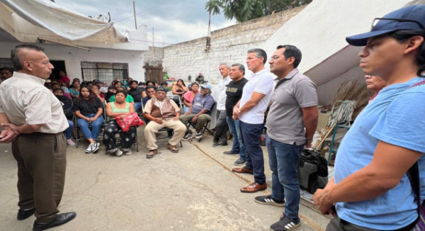 Jorge Villacaña escucha a colonos de Lomas de Santa Rosa
