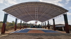 Construye Gobierno de Salomón Jara techado del multideportivo Ojo de Agua Copala en Juxtlahuaca