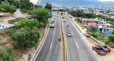 Rehabilitan muro separador de carriles en la carretera del Cerro del Fortín