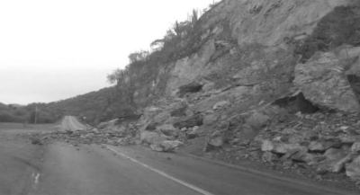Informa Protección Civil sobre caída de piedra en la carretera al Istmo