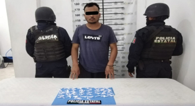 Detiene Policía Estatal a persona que llevaba al menos 50 bolsas de presuntas drogas