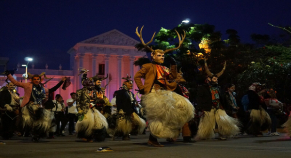 Color, tradición y calaveras inundan las calles con la Comparsa del Día de Muertos