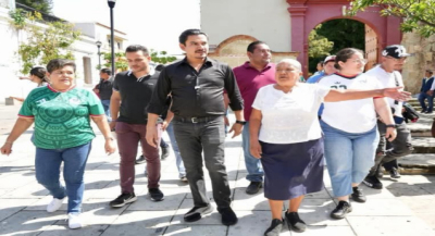 Ray Chagoya dialoga con vecinos y comerciantes durante recorrido por García Vigil y el Carmen Alto