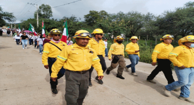 Reconocen trabajo de combatientes forestales durante desfile cívico en San Francisco Yosocuta