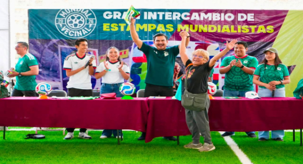 Ray Chagoya participa en intercambio de estampas del Mundial Social 2026 en Oaxaca de Juárez