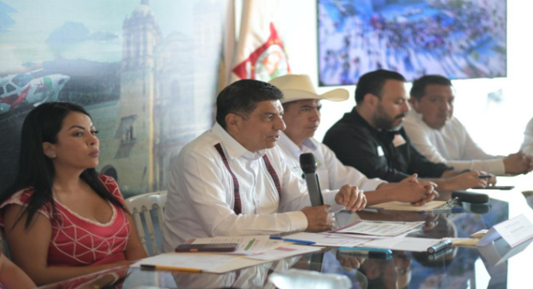 Encabeza Salomón Jara vuelo inaugural Tuxtla-Huatulco, impulso al desarrollo del sur del país