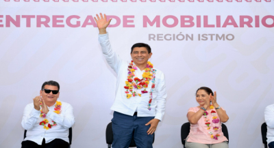 Prioriza Salomón Jara entornos estudiantiles con la entrega mobiliario a escuelas de Salina Cruz