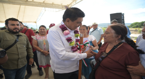 Inaugura Gobernador de Oaxaca puente vehicular en Mitla que mejora el desplazamiento de la población