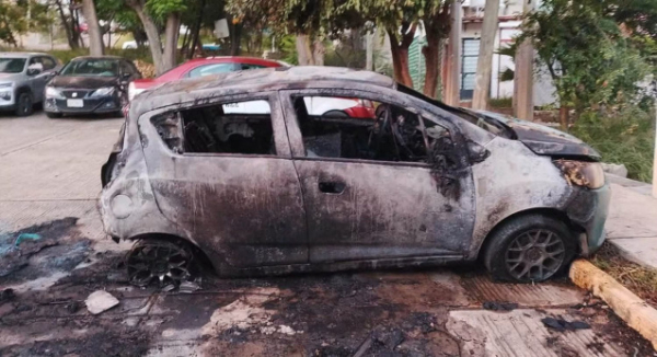FGEO investiga incendio de dos vehículos en San Sebastián Tutla